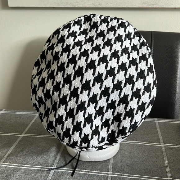 Gorgeous Houndstooth Tam Reversible to Black able to be tightened leather rim. - Picture 4 of 8